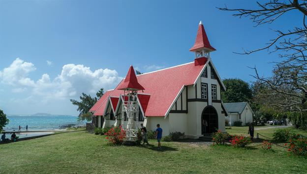 "Cap Malheureux" markiert den nördlichsten Punkt von Mauritius. Wir möchten euch dieses Foto des Gebäudes nicht vorenthalten, denn die Kirche mit dem roten Dach ist eines der am meisten fotografierten Objekte auf Mauritius.